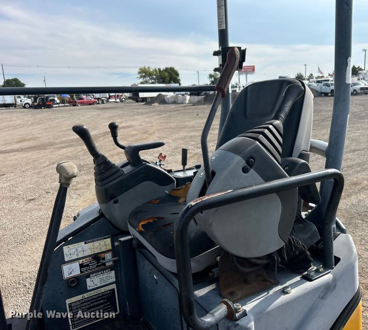 image for item EG0888 2010 John Deere 17D mini excavator