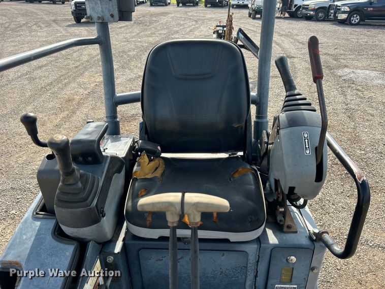 image for item EG0888 2010 John Deere 17D mini excavator