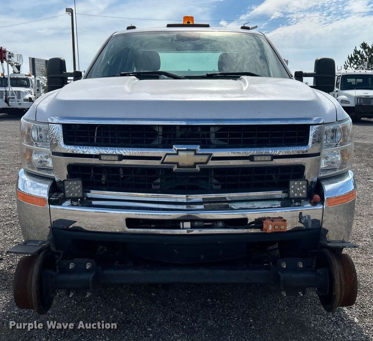 image for item EG0893 2010 Chevrolet Silverado 3500HD Ext. Cab utility bed pickup truck