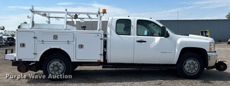 image for item EG0893 2010 Chevrolet Silverado 3500HD Ext. Cab utility bed pickup truck