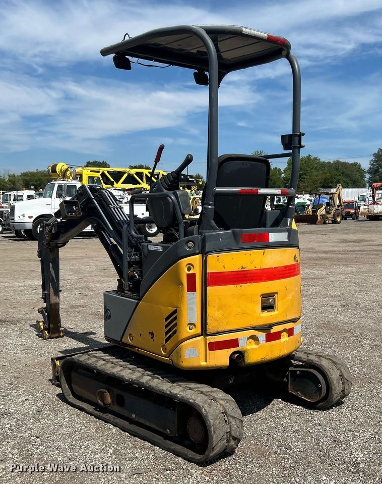 image for item EG0895 John Deere 17D mini excavator