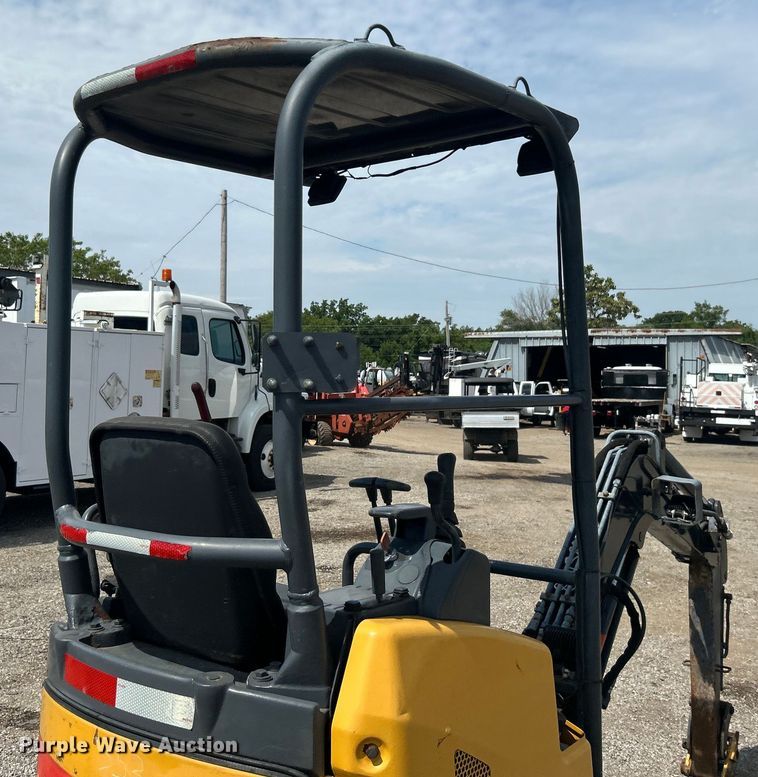 image for item EG0895 John Deere 17D mini excavator