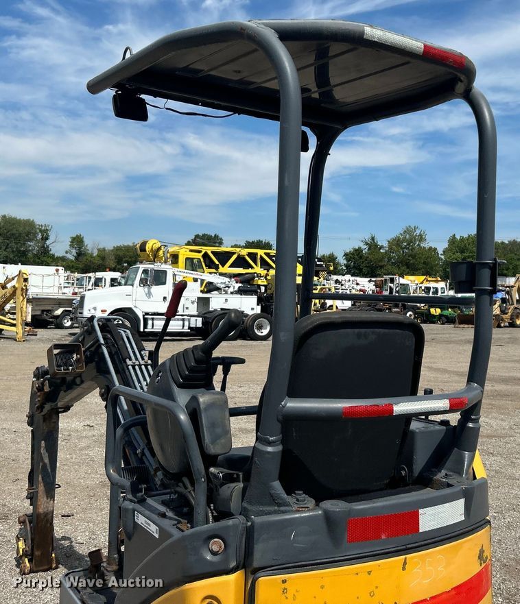 image for item EG0895 John Deere 17D mini excavator