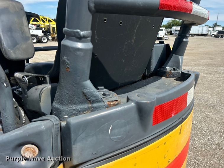 image for item EG0895 John Deere 17D mini excavator