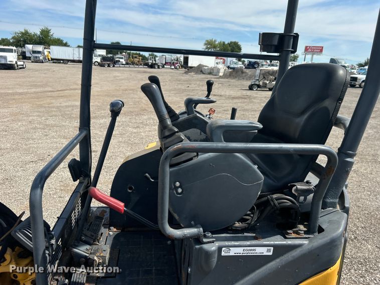 image for item EG0895 John Deere 17D mini excavator