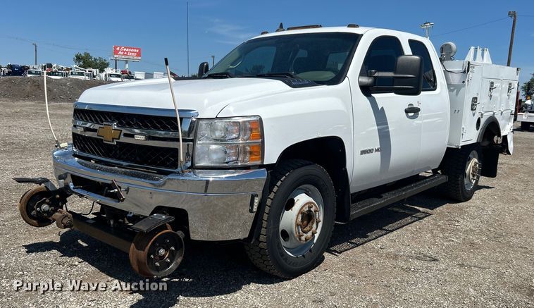 image for item EG0902 2013 Chevrolet  Silverado 2500HD Ext. Cab utility bed pickup truck