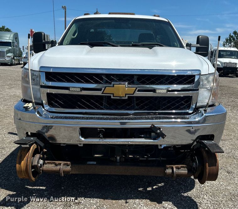 image for item EG0902 2013 Chevrolet  Silverado 2500HD Ext. Cab utility bed pickup truck