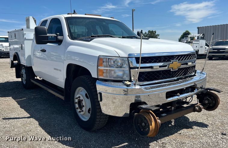 image for item EG0902 2013 Chevrolet  Silverado 2500HD Ext. Cab utility bed pickup truck