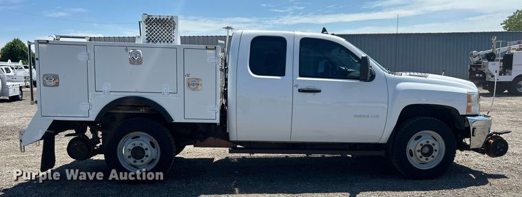 image for item EG0902 2013 Chevrolet  Silverado 2500HD Ext. Cab utility bed pickup truck