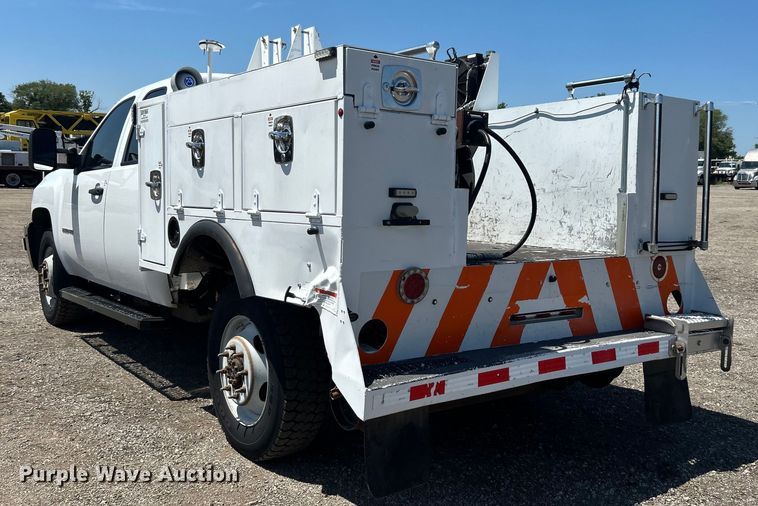 image for item EG0902 2013 Chevrolet  Silverado 2500HD Ext. Cab utility bed pickup truck