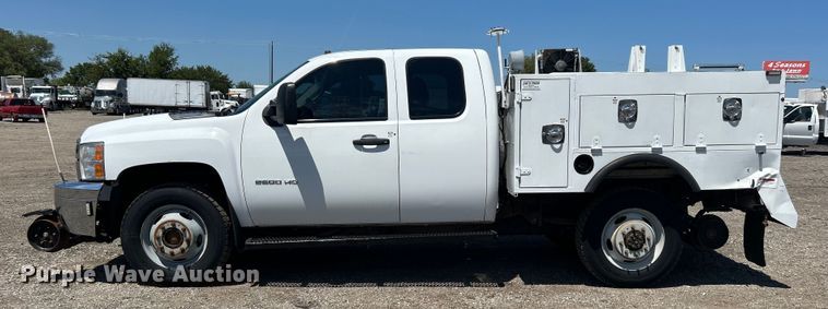 image for item EG0902 2013 Chevrolet  Silverado 2500HD Ext. Cab utility bed pickup truck