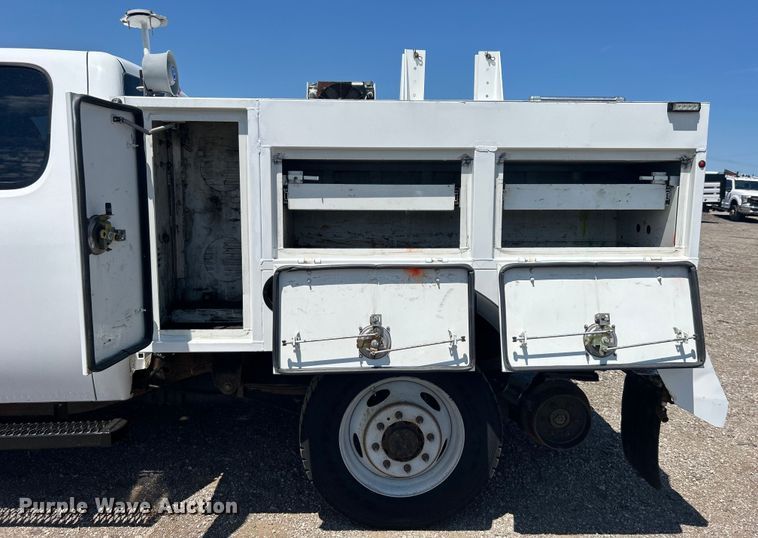 image for item EG0902 2013 Chevrolet  Silverado 2500HD Ext. Cab utility bed pickup truck