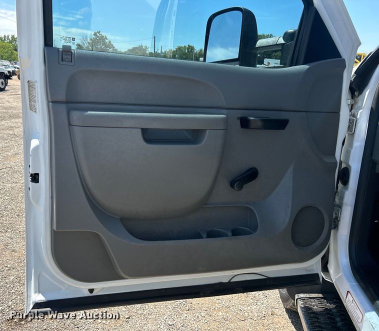 image for item EG0902 2013 Chevrolet  Silverado 2500HD Ext. Cab utility bed pickup truck