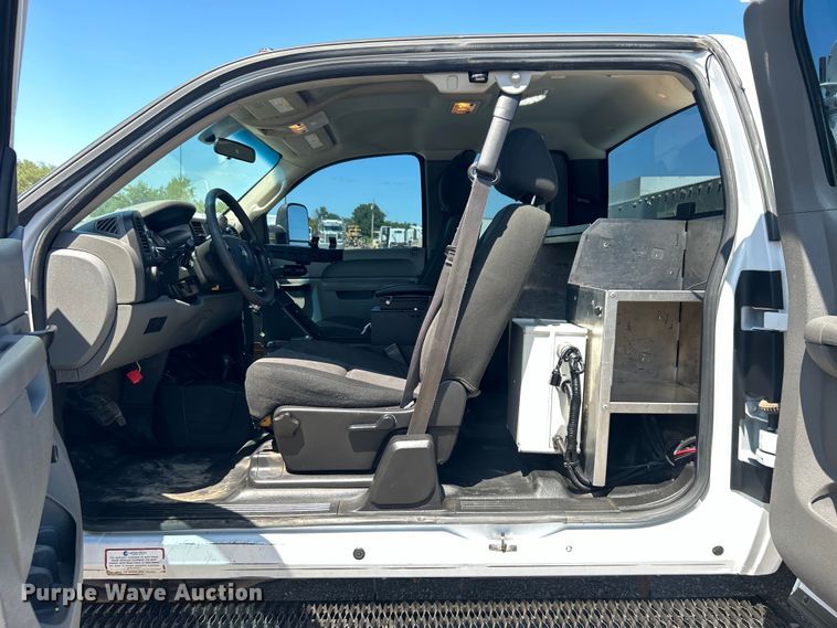 image for item EG0902 2013 Chevrolet  Silverado 2500HD Ext. Cab utility bed pickup truck