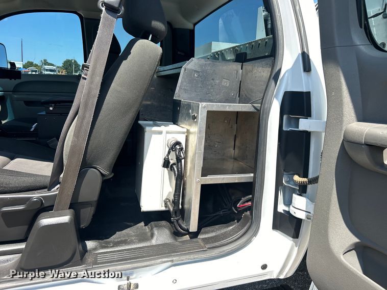 image for item EG0902 2013 Chevrolet  Silverado 2500HD Ext. Cab utility bed pickup truck