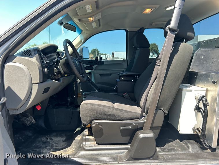 image for item EG0902 2013 Chevrolet  Silverado 2500HD Ext. Cab utility bed pickup truck