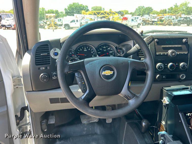 image for item EG0902 2013 Chevrolet  Silverado 2500HD Ext. Cab utility bed pickup truck