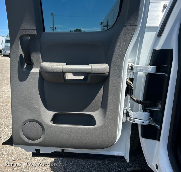 image for item EG0902 2013 Chevrolet  Silverado 2500HD Ext. Cab utility bed pickup truck