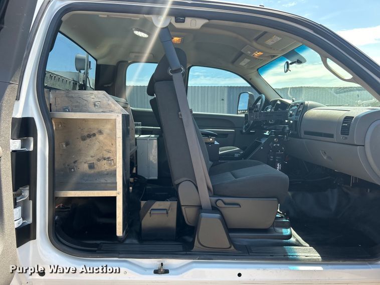 image for item EG0902 2013 Chevrolet  Silverado 2500HD Ext. Cab utility bed pickup truck