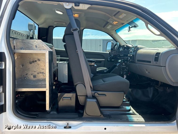 image for item EG0902 2013 Chevrolet  Silverado 2500HD Ext. Cab utility bed pickup truck