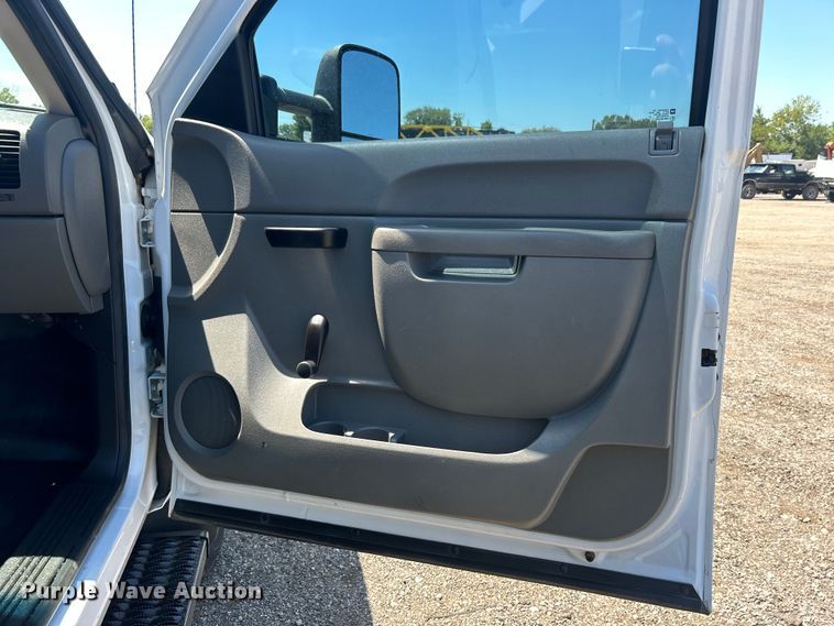 image for item EG0902 2013 Chevrolet  Silverado 2500HD Ext. Cab utility bed pickup truck