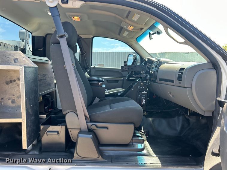 image for item EG0902 2013 Chevrolet  Silverado 2500HD Ext. Cab utility bed pickup truck