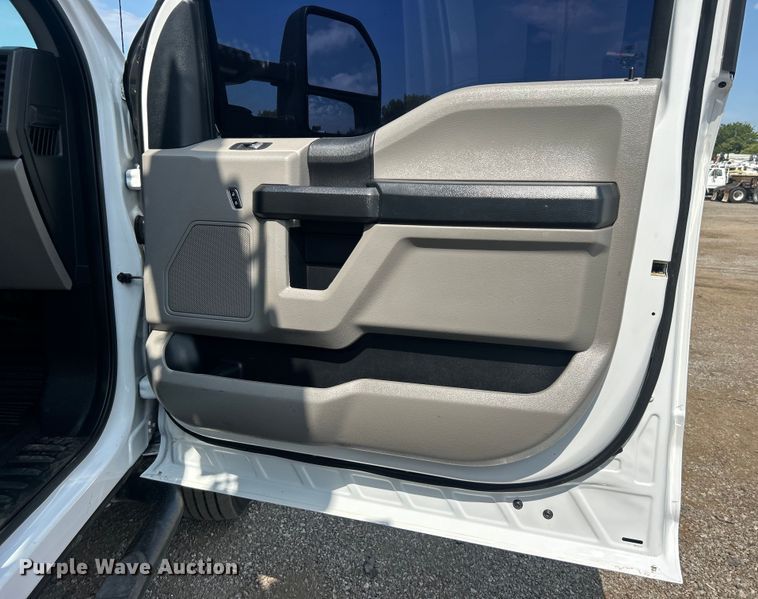 image for item EG0917 2019 Ford F550 Super Duty utility / service truck