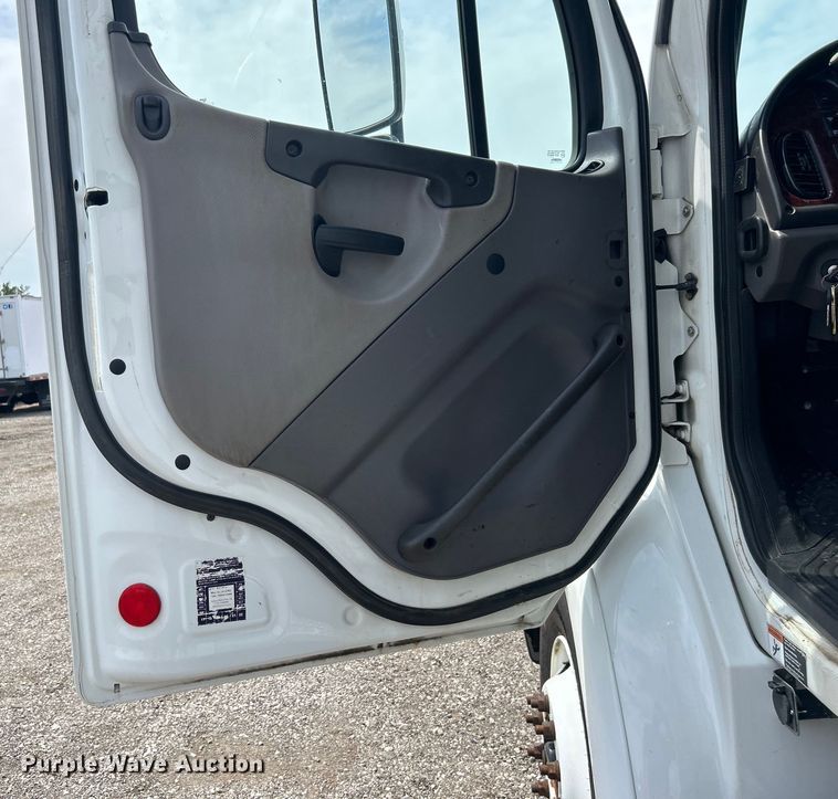 image for item EG0921 2015 Freightliner  utility / service truck