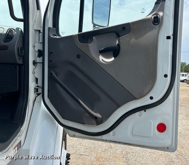 image for item EG0921 2015 Freightliner  utility / service truck
