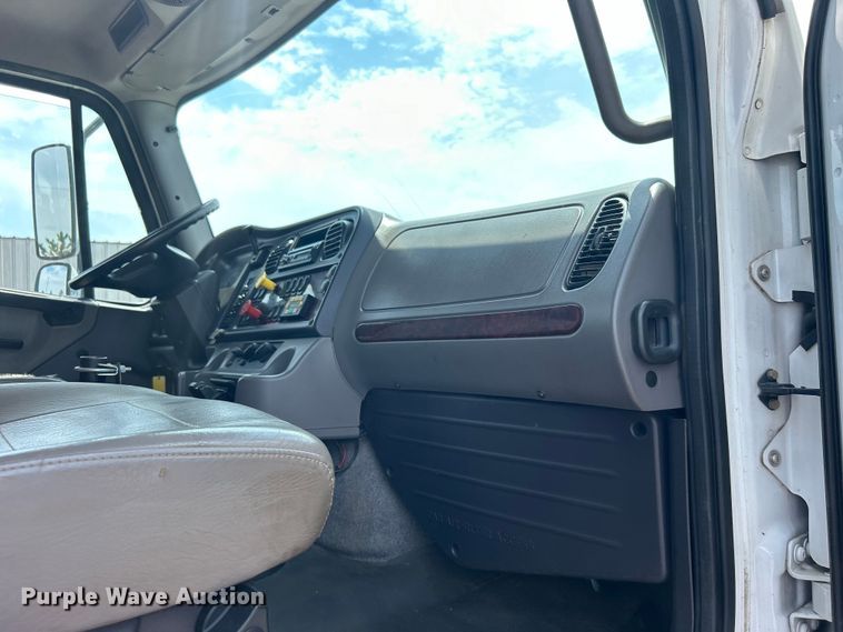 image for item EG0921 2015 Freightliner  utility / service truck