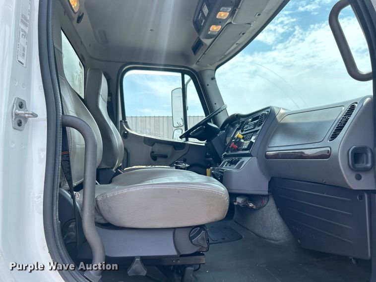 image for item EG0921 2015 Freightliner  utility / service truck