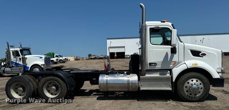 image for item EH4351 2016 Peterbilt 567 semi truck
