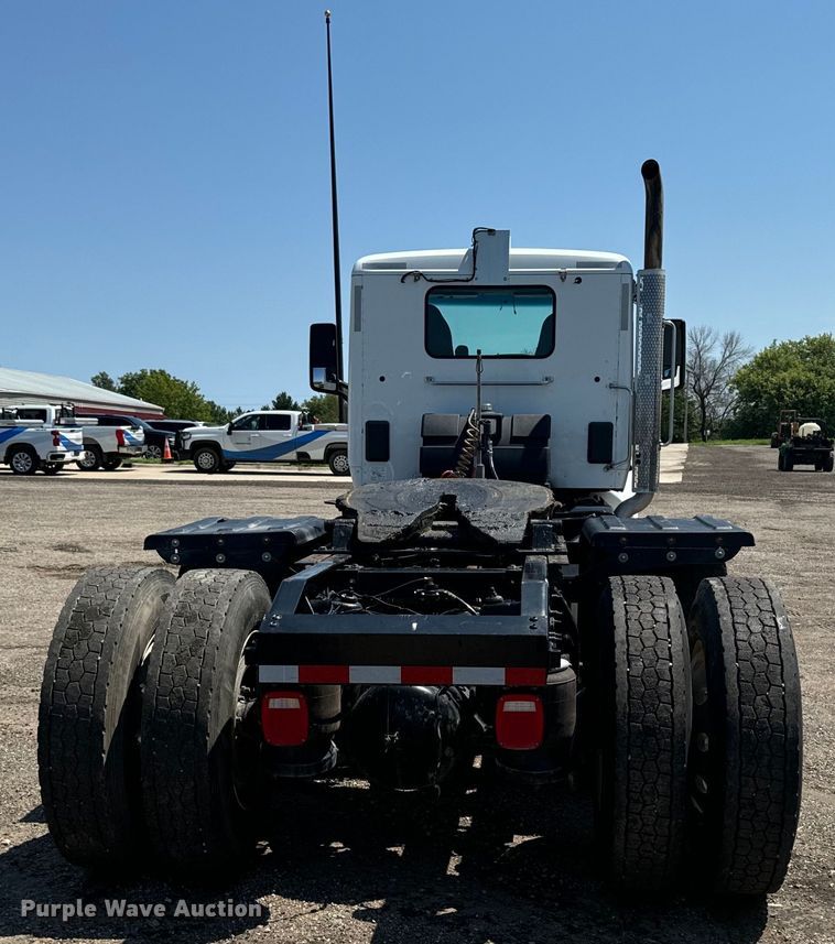 image for item EH4351 2016 Peterbilt 567 semi truck