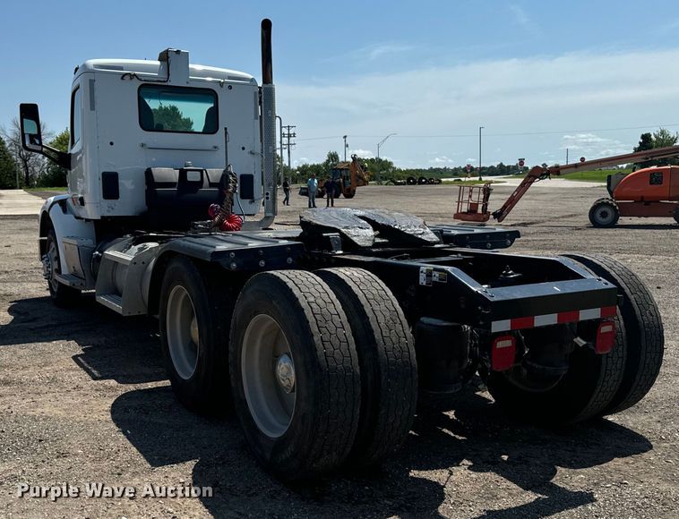 image for item EH4351 2016 Peterbilt 567 semi truck