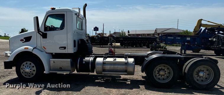 image for item EH4351 2016 Peterbilt 567 semi truck