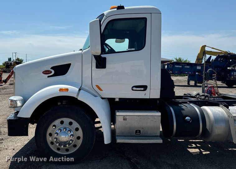 image for item EH4351 2016 Peterbilt 567 semi truck
