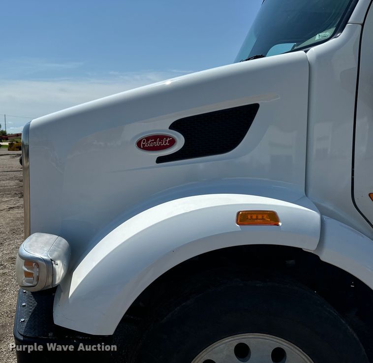 image for item EH4351 2016 Peterbilt 567 semi truck