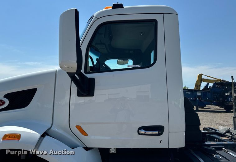 image for item EH4351 2016 Peterbilt 567 semi truck