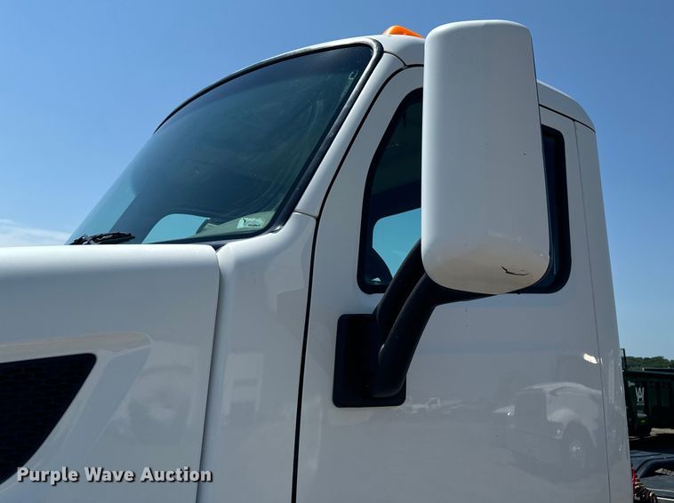 image for item EH4351 2016 Peterbilt 567 semi truck