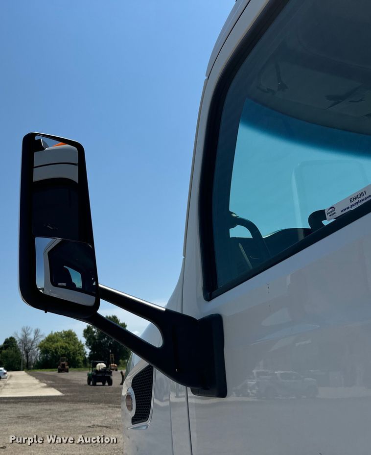 image for item EH4351 2016 Peterbilt 567 semi truck