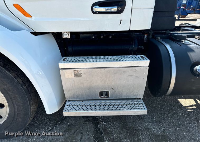 image for item EH4351 2016 Peterbilt 567 semi truck