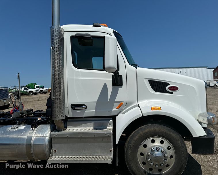 image for item EH4351 2016 Peterbilt 567 semi truck