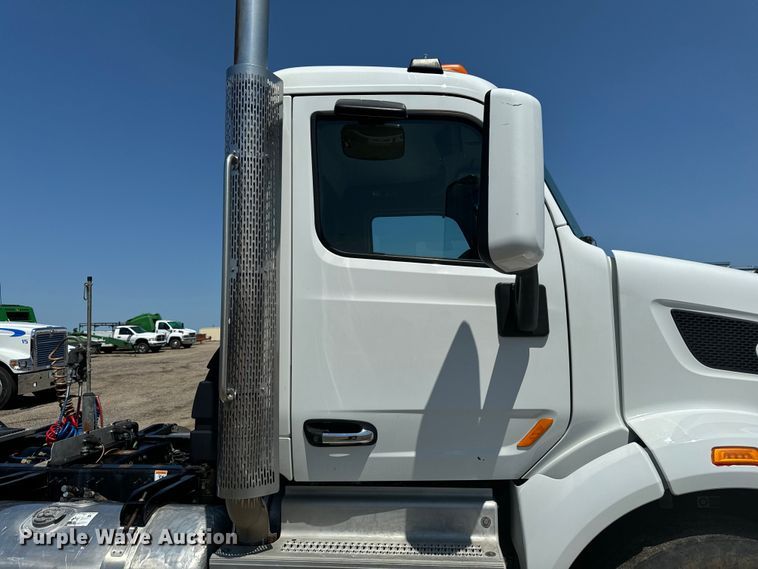 image for item EH4351 2016 Peterbilt 567 semi truck