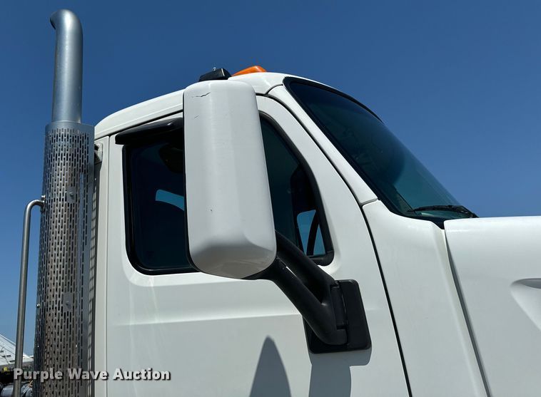 image for item EH4351 2016 Peterbilt 567 semi truck