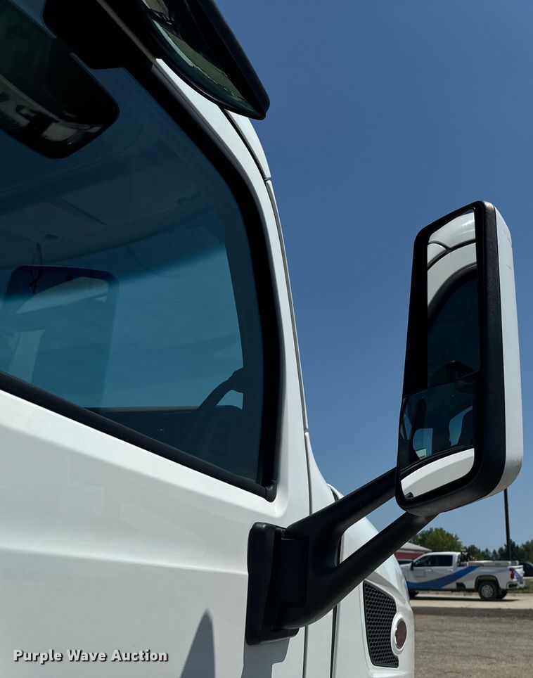 image for item EH4351 2016 Peterbilt 567 semi truck