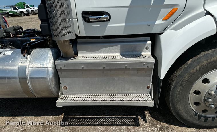 image for item EH4351 2016 Peterbilt 567 semi truck