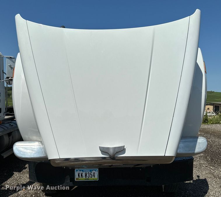 image for item EH4351 2016 Peterbilt 567 semi truck