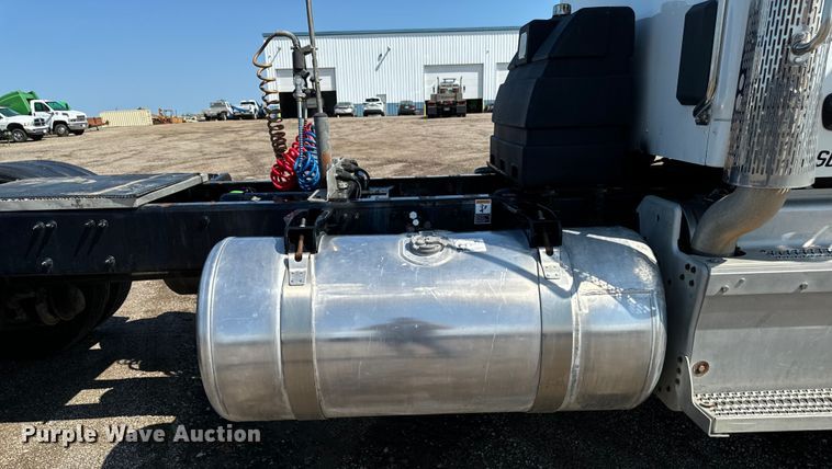 image for item EH4351 2016 Peterbilt 567 semi truck