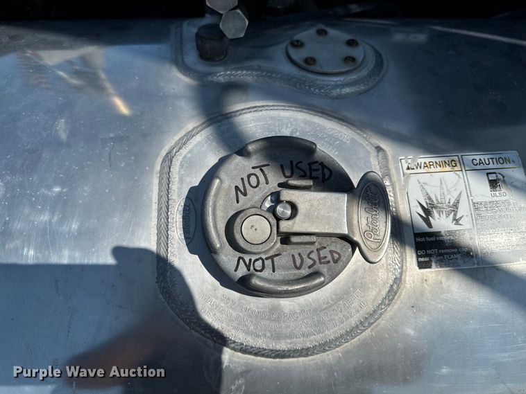 image for item EH4351 2016 Peterbilt 567 semi truck