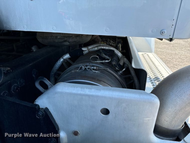 image for item EH4351 2016 Peterbilt 567 semi truck